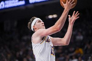 連珠炮！里夫斯外線(xiàn)開(kāi)火獨中2記三分 幫助湖人保持場(chǎng)上優(yōu)勢