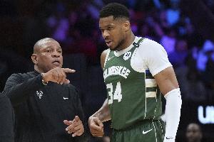 還有機會(huì )嗎？雄鹿第三節轟下38分 整個(gè)上半場(chǎng)僅34分