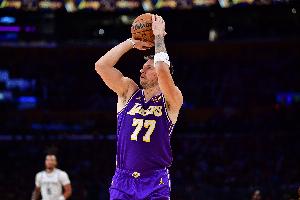 犯規無(wú)疑！東契奇弧頂造成庫茲馬三分犯規 雄鹿挑戰失敗