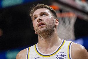 挺身而出！東契奇外線(xiàn)開(kāi)炮連中2記三分 壓制雄鹿反撲勢頭