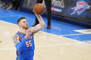 輕松兩雙！哈爾滕施泰因10中6拿下12分11板5助2斷