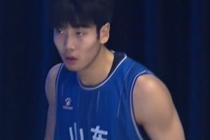 全運會(huì )U18男籃1/4決賽-張博源21分5板2助 山東隊大勝吉林隊