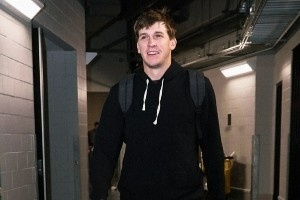 湖人眾將入場(chǎng)穿搭：艾頓英倫風(fēng) 東契奇低調純灰 里夫斯乖巧似學(xué)生