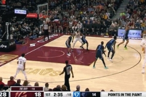 又高難度！米切爾撤步點(diǎn)起阿爾達馬想騙犯規 裁判沒(méi)吹但三分扔進(jìn)