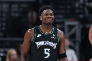 金蟬脫殼！愛(ài)德華茲歐洲步破解包夾 殺進(jìn)內線(xiàn)上籃得手