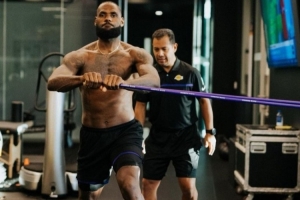 美記：詹姆斯私人訓練師與密友配合調查 二人均因老詹受雇于湖人