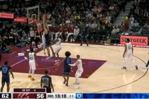 高高配合！埃迪給JJJ掩護迅速下順 接球直接雙手隔扣亨特！