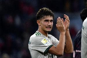 比朔夫：帽子戲法后我讓隊友在皮球上簽名，這是從凱恩那里學(xué)到的