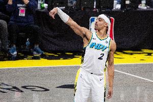 靈動(dòng)飄逸！內姆哈德突破回環(huán)拉桿上籃打破四分鐘得分荒