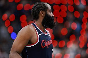 媒體人：哈登還在努力抗不讓快船沉下去 但現在無(wú)法場(chǎng)場(chǎng)成為英雄