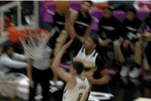 平地起驚雷！庫利巴利殺進(jìn)內線(xiàn) 騰空暴起力壓防守單臂灌筐