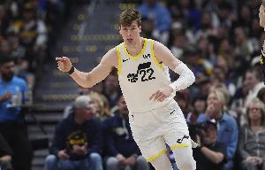 神仙球！菲利波夫斯基反擊大拉桿上籃 皮球彈在籃板上沿后掉入網(wǎng)