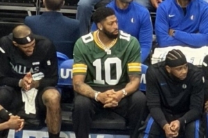 已經(jīng)連續9場(chǎng)缺席！濃眉坐在板凳席 身穿NFL綠灣包裝工球衣觀(guān)戰