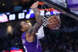 沒(méi)有三加時(shí)了！基昂特·喬治頂著(zhù)兩人干拔超遠三分絕殺公牛！