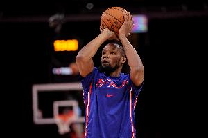 杜蘭特大幅度雙變向晃飛小卡特！三分干拔命中追平比分！