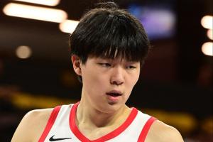 再扣一個(gè)！楊瀚森接隊友好傳球 籃下高舉高打雙手輕扣！