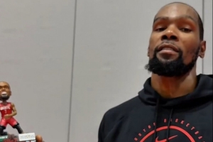 早點(diǎn)進(jìn)場(chǎng)哦??KD展示個(gè)人搖頭娃娃:今天前3000名入場(chǎng)球迷將獲贈