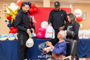 臨近感恩節！小喬丹&皮維代表鵜鶘回饋社區 給居民送火雞等食材