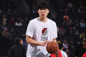 媒體人：楊瀚森在G聯(lián)盟要多自己打一打 在這里就得打得獨一點(diǎn)！