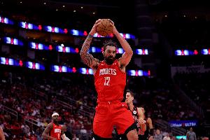 做擅長(cháng)的事情！亞當斯7中1得3分12板 包括8進(jìn)攻板