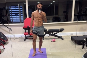 身材依然炸裂！薩拉赫社媒曬健身房訓練照，腹肌棱角分明