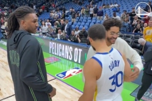 庫里賽后挨著(zhù)與普爾和盧姥爺抱抱！勇士官方：永遠的家人??