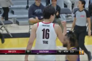 ??信心提升巨大！楊瀚森第二個(gè)關(guān)鍵三分轟進(jìn)激動(dòng)揮拳慶祝！