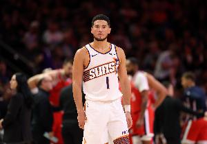 差距太大！布克&奧孔武爭球 前者提前起跳違例