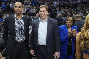 解說(shuō)：老板是點(diǎn)頭簽字的 而哈里森是蒙了老板的罪魁禍首！