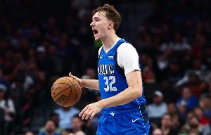 很關(guān)鍵！雙方拼搶籃板出界 裁判給獨行俠球權&開(kāi)拓者已用完挑戰