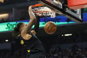 愛(ài)拼就有機會(huì )！理查德9中4得9分7板1助 拼下5個(gè)進(jìn)攻籃板