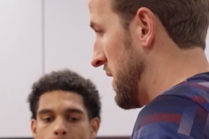 恭喜！寬薩完成英格蘭隊首秀，隊長(cháng)凱恩為他頒發(fā)紀念帽子