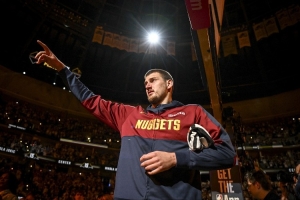 鯊魚(yú)的低位+魔術(shù)師的組織+KD的投籃！約基奇正朝著(zhù)GOAT的目標邁進(jìn)