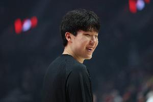 ??單臂暴扣！楊瀚森假轉身+肘開(kāi)對手 舉火燒天單臂暴扣！