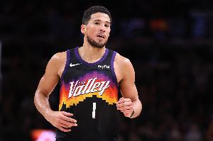 外線(xiàn)手感冰涼！布克23中10&三分6中0 得到27分2板7助