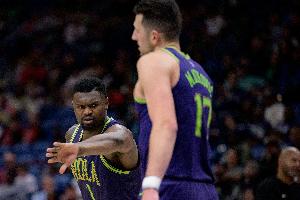 畫(huà)蛇添足！馬特科維奇左手拽筐右手扣籃 被吹進(jìn)攻干擾球