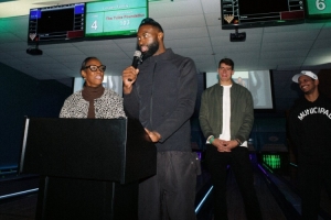 熱心市民！杰倫·布朗舉辦慈善保齡球賽 隊友&教練&工作人員捧場(chǎng)