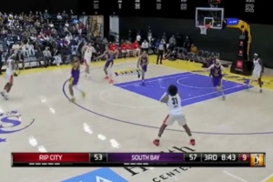 梳理進(jìn)攻不錯！楊瀚森側翼持球 間接助攻隊友飆中三分