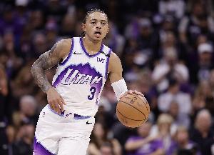 基昂特·喬治接界外球被瞬間淹沒(méi) 裁判吹罰爭球&公牛最后拿到球權