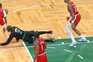 希望沒(méi)事??！小德里克·瓊斯被杰倫·布朗撲倒 被攙扶回更衣室