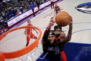 精妙傳球！布威突破助攻加福德跟進(jìn)暴扣打成2+1