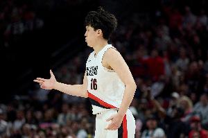 漸入佳境！楊瀚森持球對抗防守 妙傳助攻隊友籃下打中