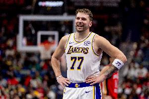 夸梅：東契奇進(jìn)攻還行防守太差 如果超巨可以沒(méi)有防守那當我沒(méi)說(shuō)