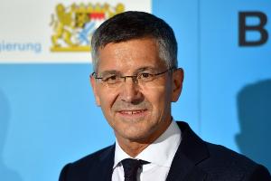 慕尼黑1860主席批拜仁主席海納：他曾問(wèn)我是誰(shuí)，他需要更謙虛一點(diǎn)