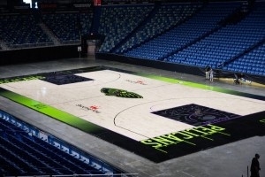 鵜鶘搭配城市版球衣的主場(chǎng)地板涂裝！“水鳥(niǎo)”也變兇狠了！