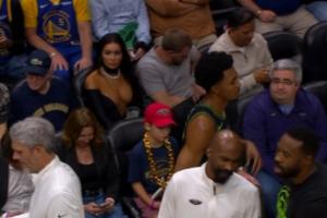 ??身后有亮點(diǎn)！鵜鶘教練席出現了一位窩火的舊將啊