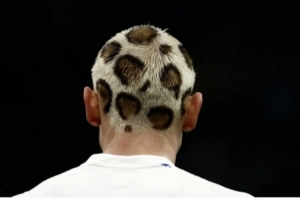 豹紋頭登場(chǎng)！挪威后衛萊爾森昨晚世預賽的豹紋新發(fā)色奪人眼球