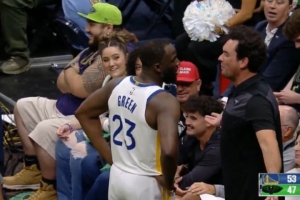 場(chǎng)邊一位球迷和追夢(mèng)懟臉發(fā)生口角 未被驅逐但被裁判紅牌警告