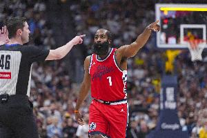 拼盡全力！哈登連中三分追到1分 但時(shí)間僅剩2秒