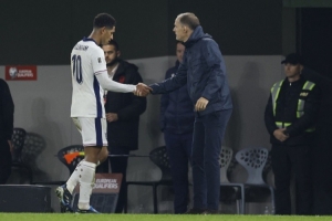 貝林厄姆半場(chǎng)和對手換球衣！球迷吐槽：他以為自己是超級巨星